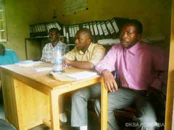 141106 Des para juristes  lcoute dans un bureau dune clinique juridique